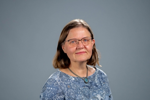 A headshot of CEE Professor Iris Tommelein against a charcoal grey background. (Photo Credit: Adam Lau/Berkeley Engineering)