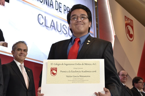 A picture of Ph.D. student Héctor García Matamoros receiving the Academic Excellence Award at the closing of the CNIC 2018 ceremony (Photo Credit: Universidad Nacional Autónoma de México). 